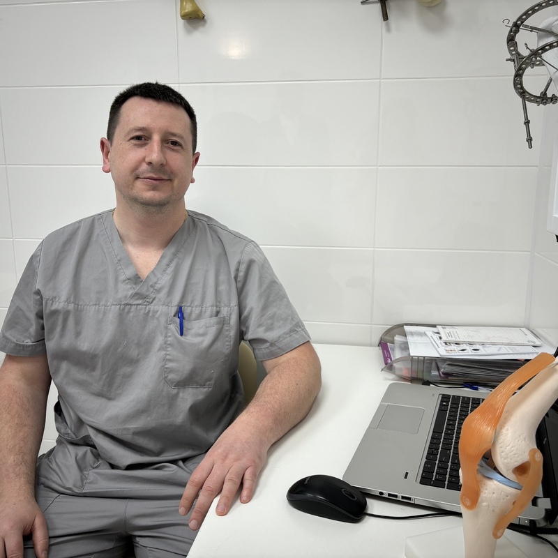 Івашківський Михайло Васильович. Лікар ортопед-травматолог. Вища кваліфікаційна категорія. Відділення Політравми Олександрівської клінічної лікарні м. Києва