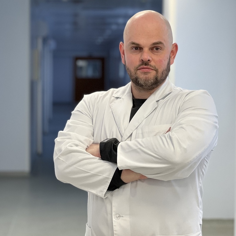 Яцик Віктор Анатолійович. Лікар-нейрохірург. Кандидат медичних наук. Організатор охорони здоров'я. Заступник Директора з нейрохірургії Державної Установи 
