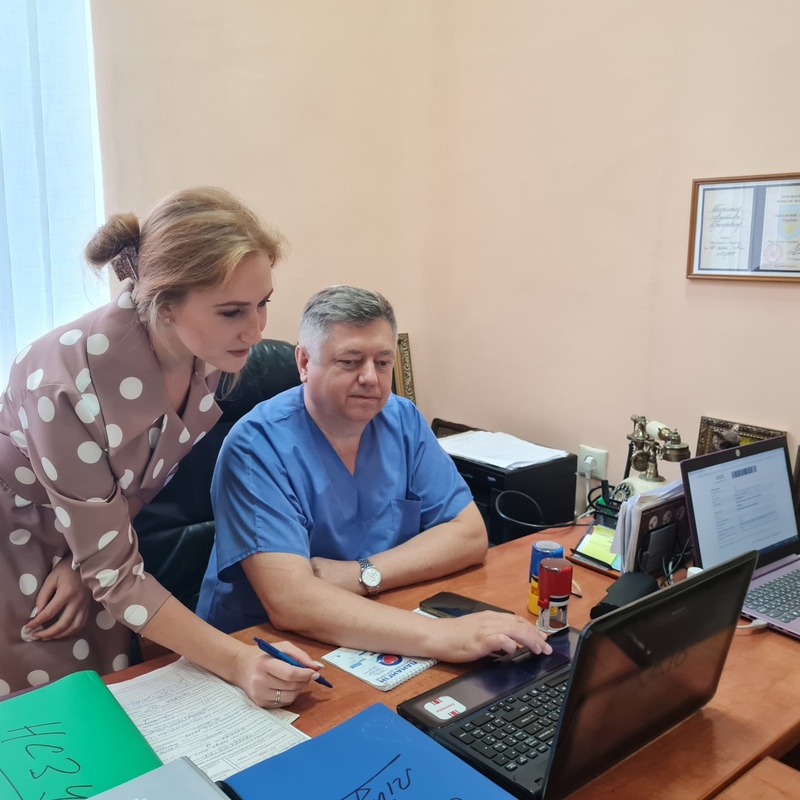 Подобрій Діана Григорівна та Богомол Анатолій Григорович обговорюють Шлях відновлення Здоров'я Пацієнтки.