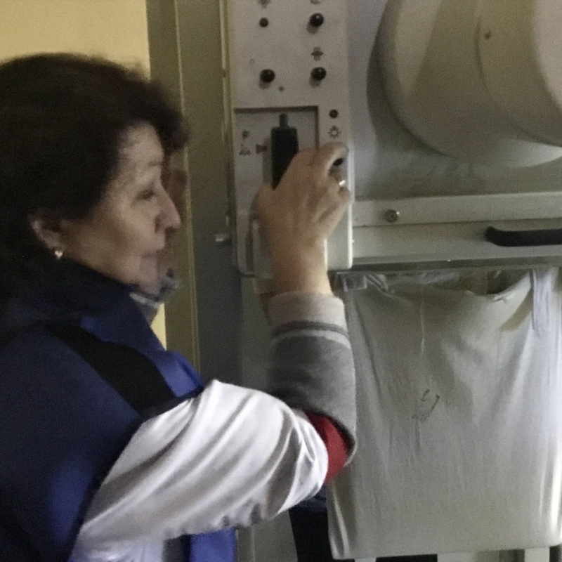 Герасименко Любов Федосіївна виконує Рентгеноскопію з контрастною речовиною на єдиному Унікальному обладнанні, яке дозволяє, під час дослідження нахиляти Спеціалізований стіл з Пацієнтом від вертикального положення до положення 'вниз головою, на заданий кут нахилу. 