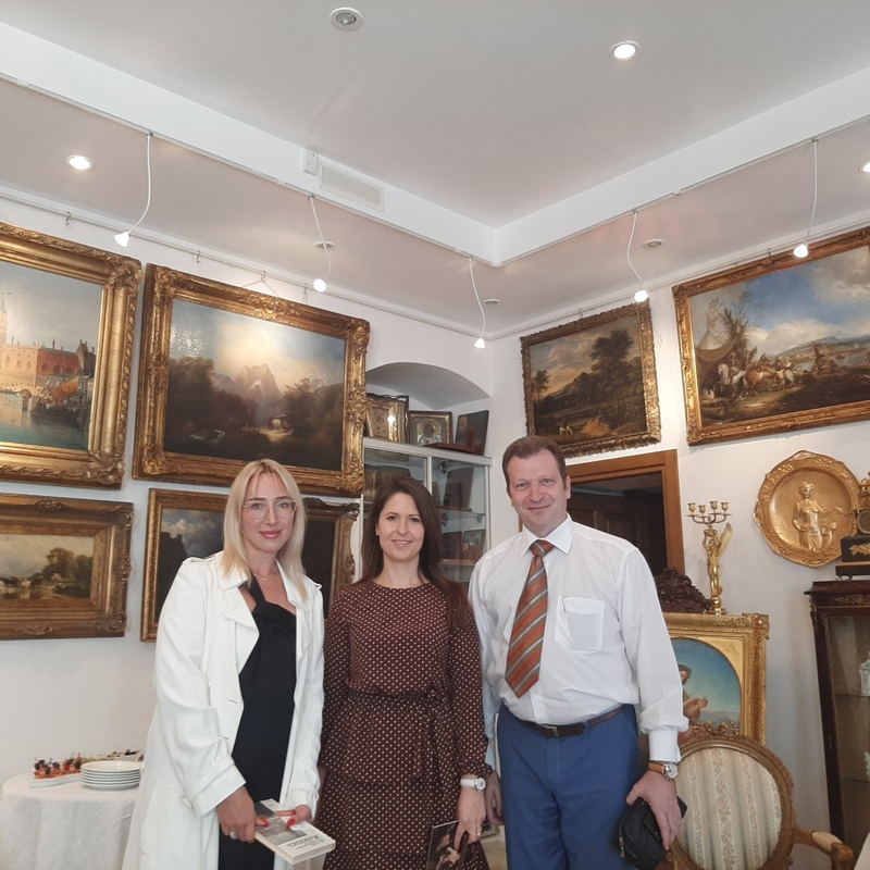 Зліва направо: Богдана Олександрівна Панасюк Art connoisseur of Vernissage gallery, Олена Миколаївна Богопольська Віце-Президент  ДЗзМС «Київська Міська Медична Асоціація»