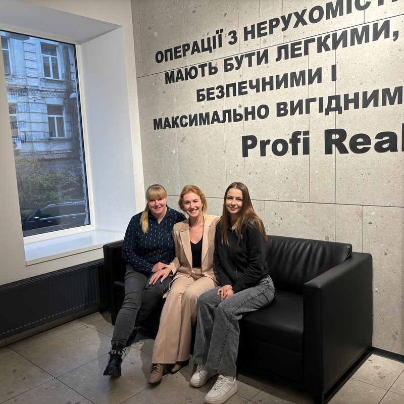 В центрі: Подобрій Діана Григорівна, Завідувач лікувально-діагностичним відділенням. Лікар акушер-гінеколог. Дійсний Член Асоціації Акушерів-Гінекологів України, Відповідальний Секретар ДЗзМС «Київська Міська Медична Асоціація».